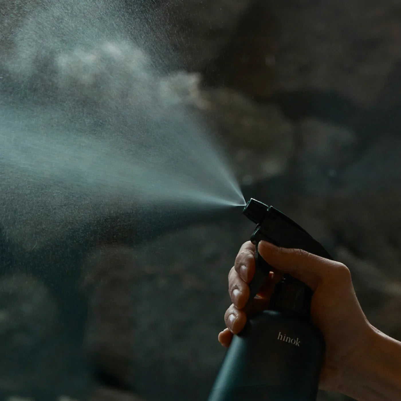 히노크 더 스프레이 - 제주 히노키 천연 패브릭 스프레이를 뿌리는 모습