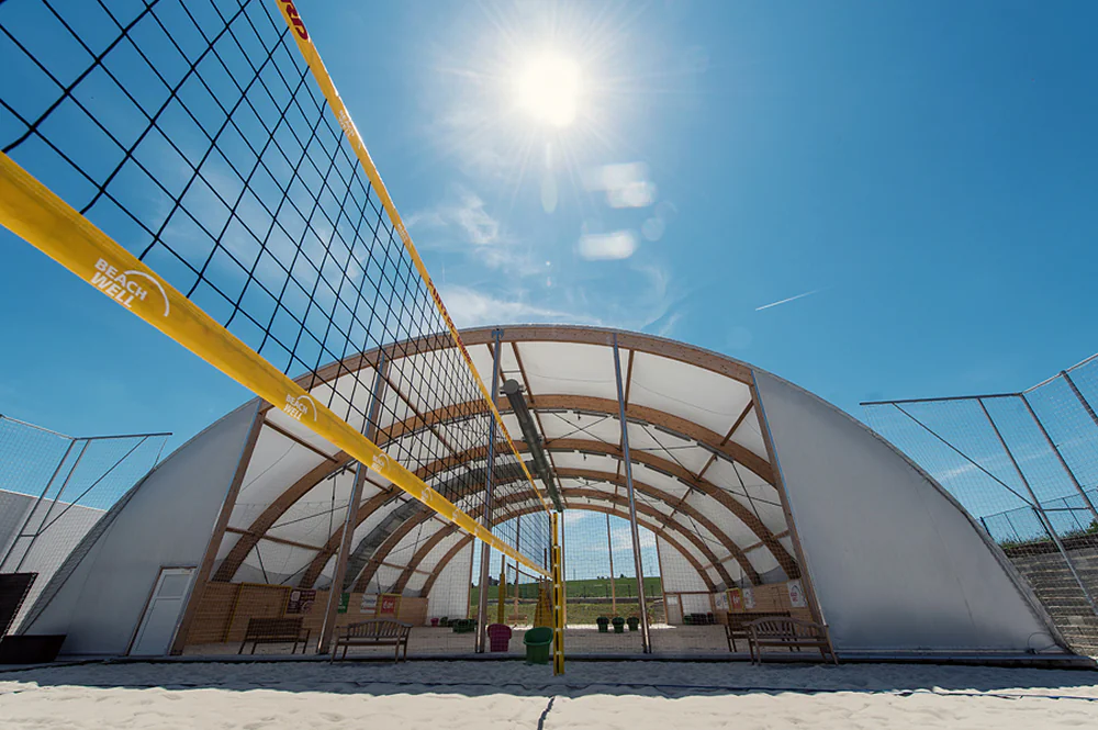 Venkovní beach kurty Beachwell v letní sezóně