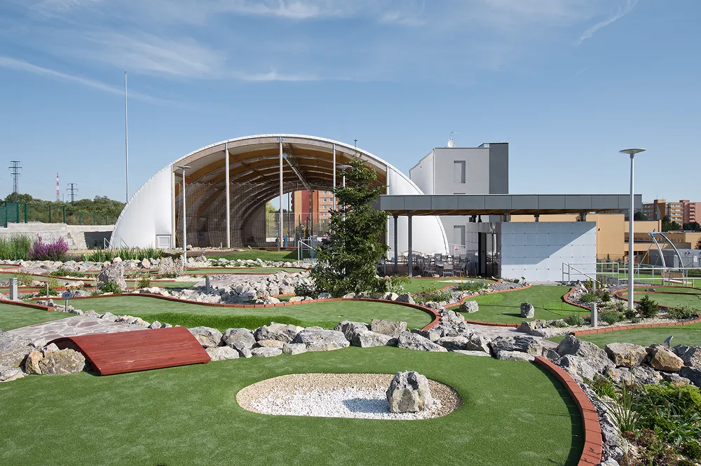 Jamky s terénními nerovnostmi na minigolfu Beachwell