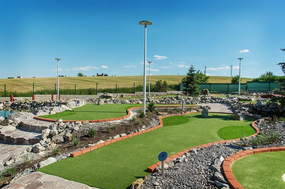 Večerní osvětlení minigolfového hřiště Beachwell