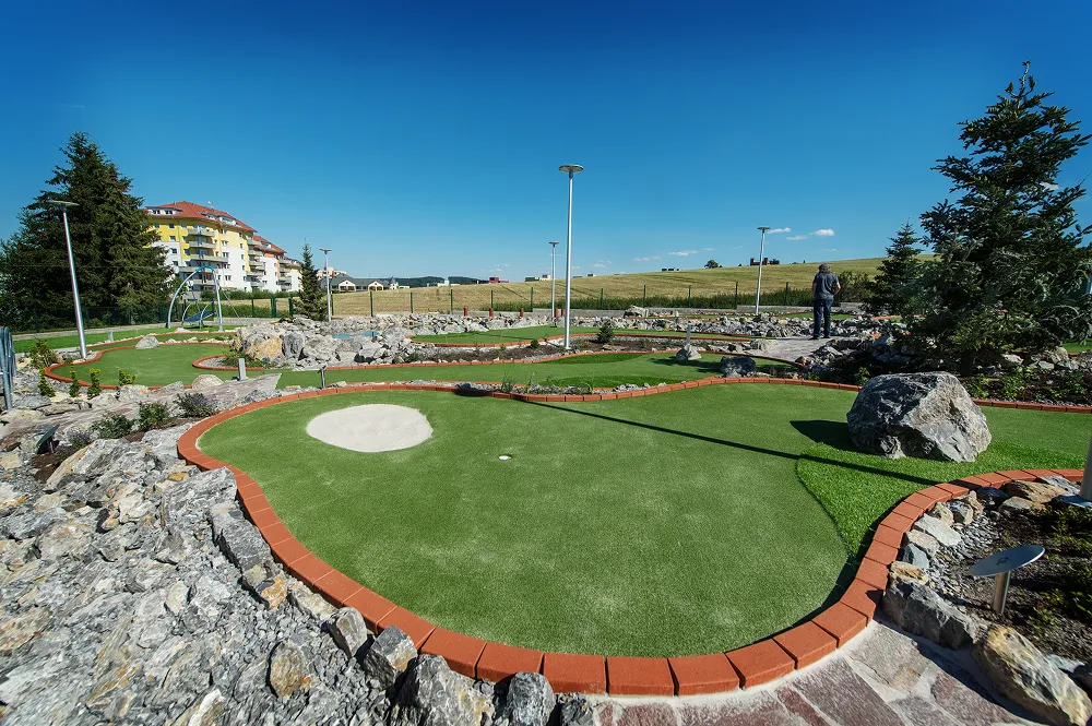 Zábava na minigolfovém hřišti Beachwell