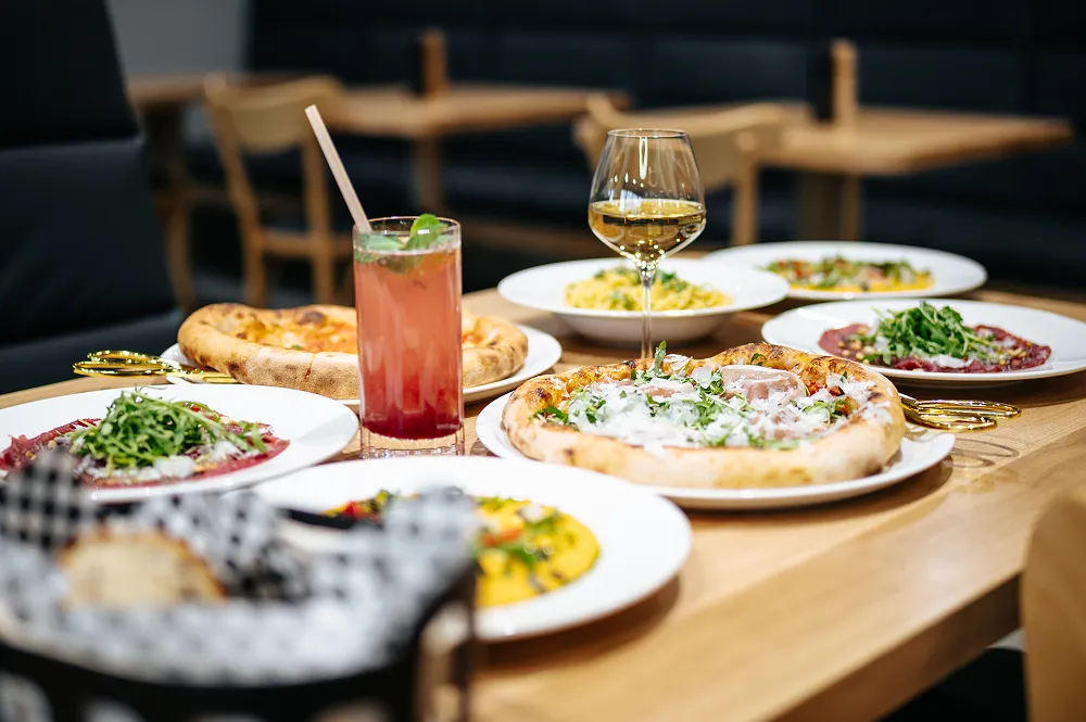Neápolská pizza v restauraci Benne Bistro