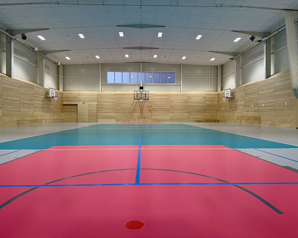 Sportovní hala Beachwell – pohled na hřiště a tribunu