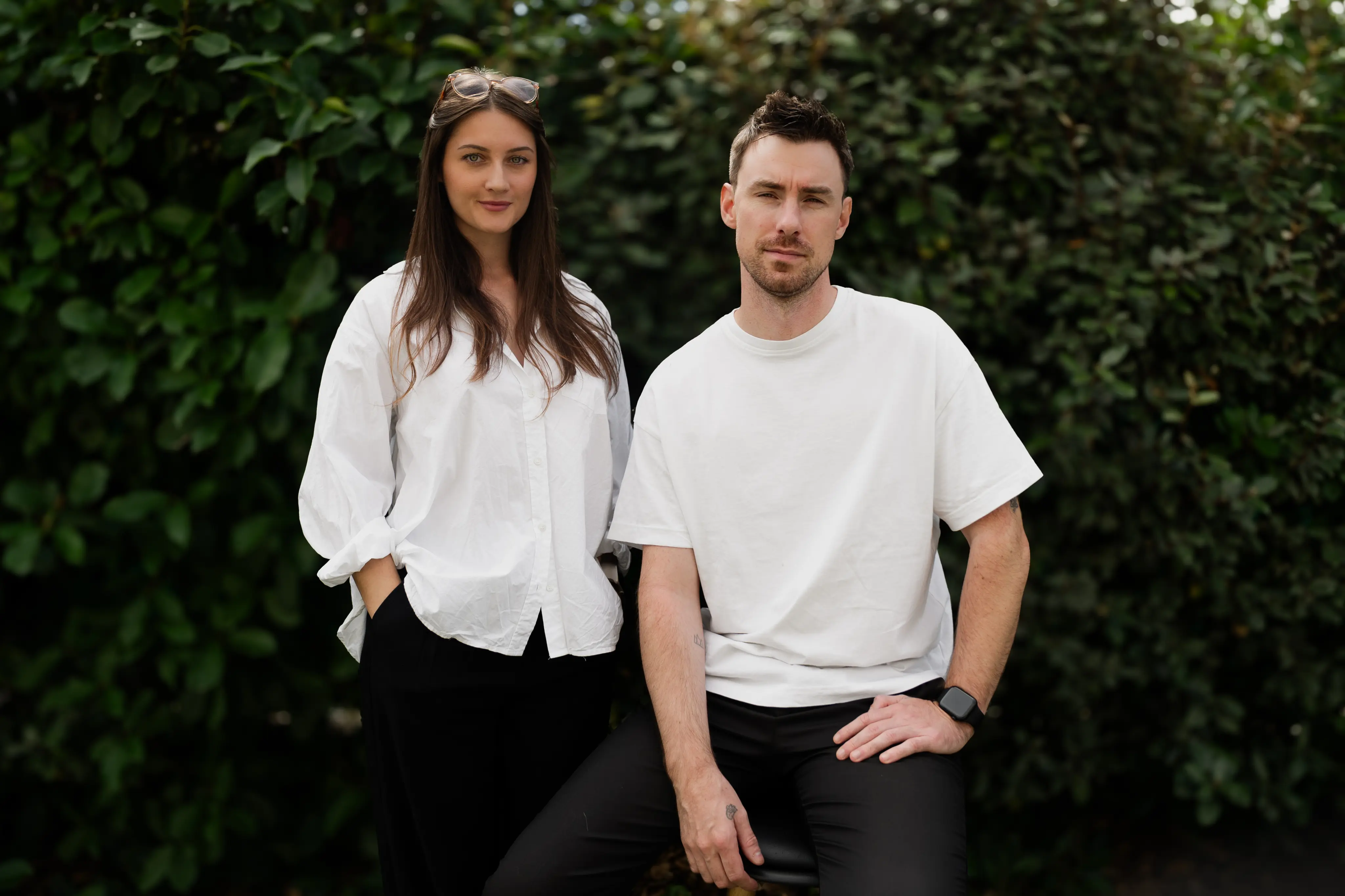 Lisa & Félix, les fondateurs de Lapetitebrindille posant devant un fond vert