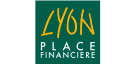 Logo de Lyon Place Financière avec le texte stylisé de Lyon en jaune et Place Financière en blanc.