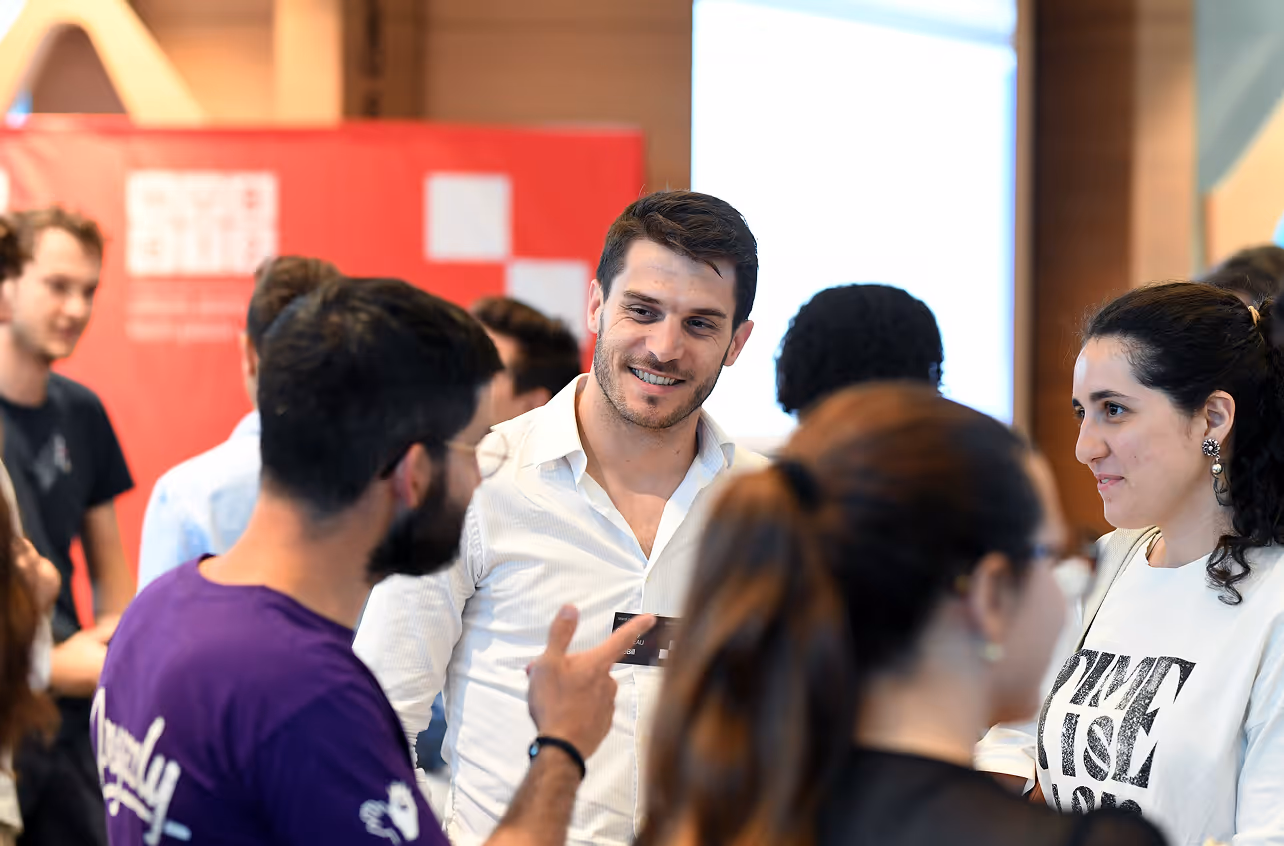 Personnes en pleine discussion lors d'un événement convivial