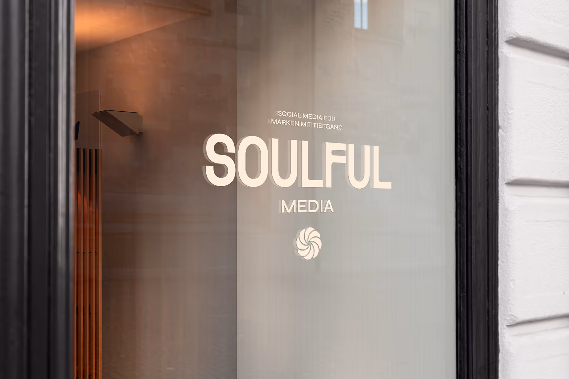 Soulful Media Mockup - Logo an einer Glasscheibe
