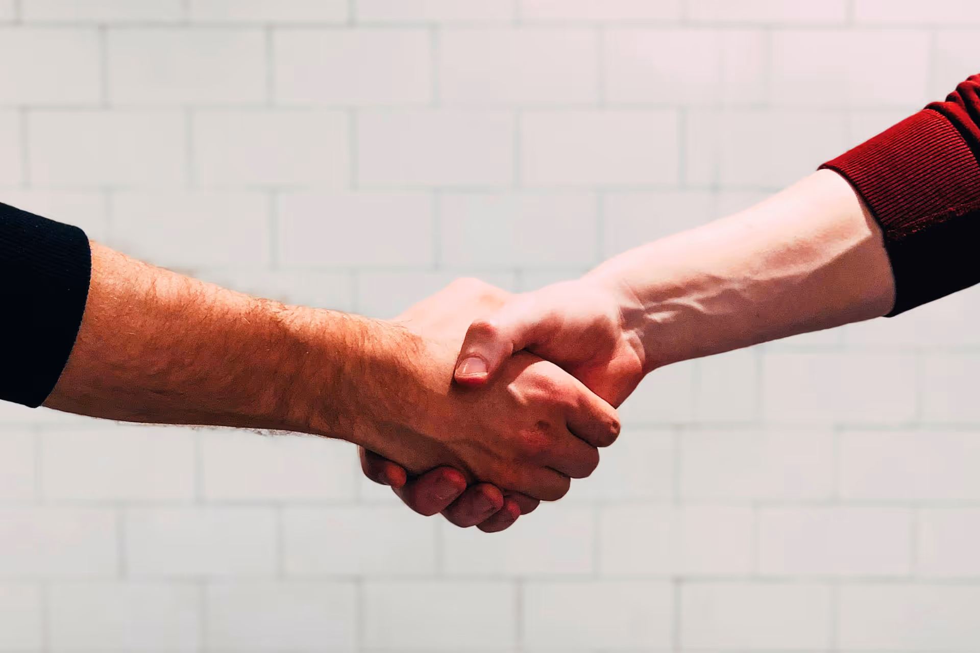 Soulful Media Paket "Soulful Impact" - Dargestellt durch 2 Hände die sich schütteln als Zeichen der Partnerschaft