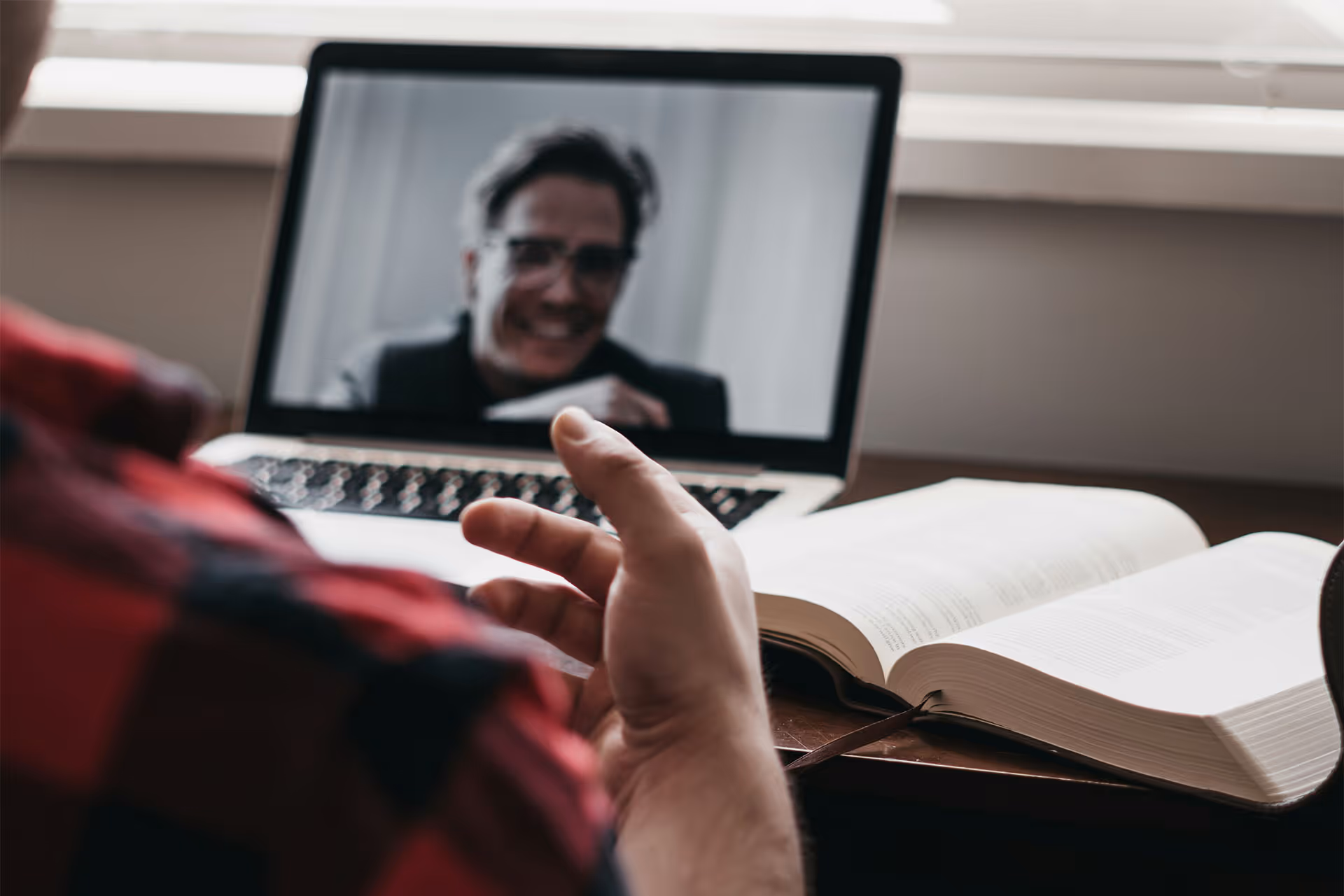 Soulful Media Zusammenarbeit Schritt 05: Review - dargestellt durch ein Zoom-Meeting über den Laptop