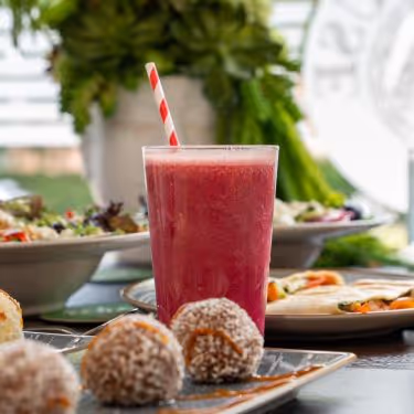Gesunder roter Smoothie mit frischen und leckeren Zutaten bei MUG&MUSE am Berliner Tor