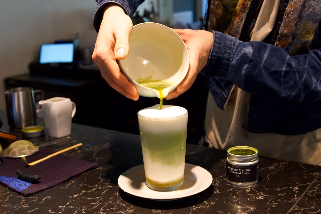 Gesunder Matcha Latte mit hochwertigem Matcha bei MUG&MUSE am Berliner Tor