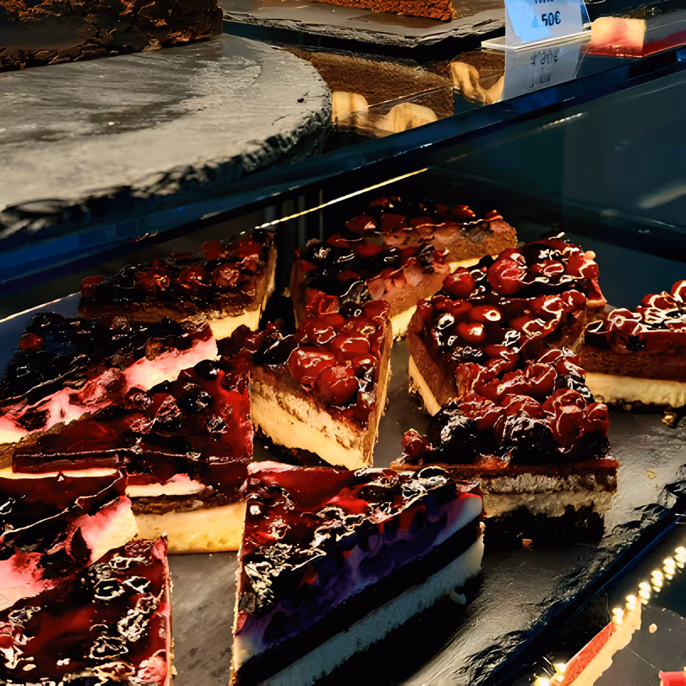 Leckere Beerenkuchenstücke im Café MUG&MUSE