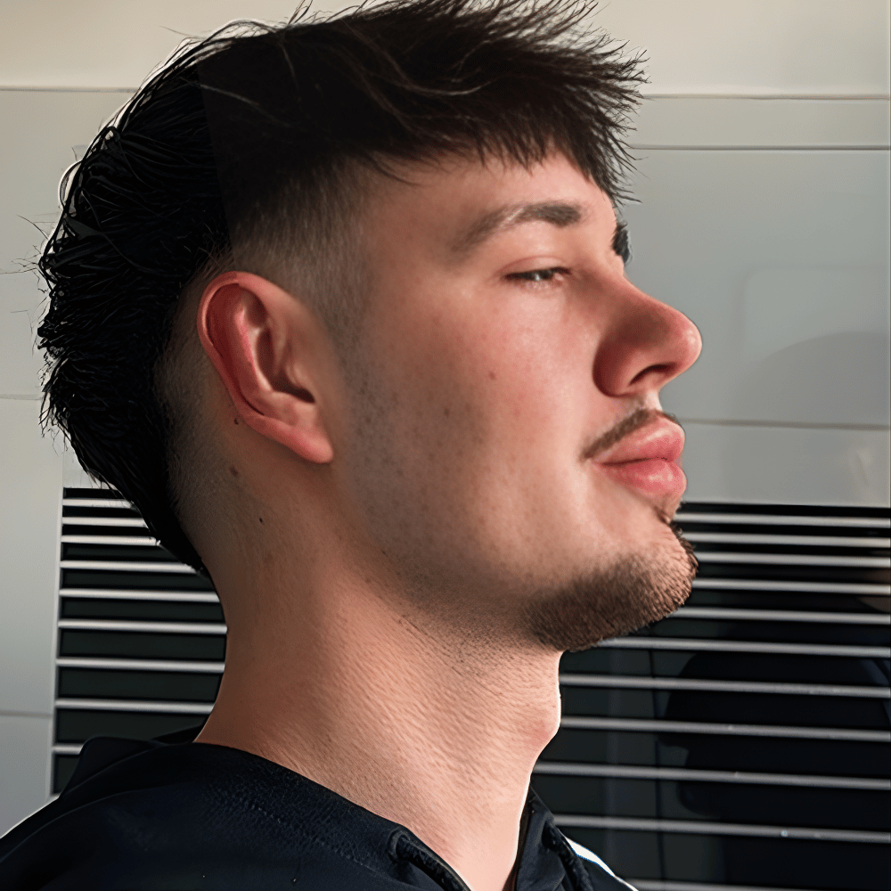 Seitenprofil eines jungen Mannes mit Bart. Food Designer für das beste Erlebnis bei MUG&MUSE in Hamburg Berliner Tor