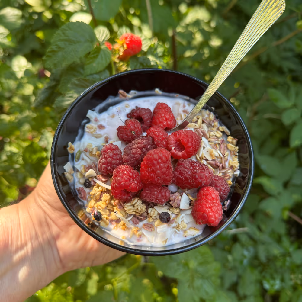 Frisches und leckerer Porridge mit Himbeeren im Freien von Café MUG&MUSE am Berliner Tor