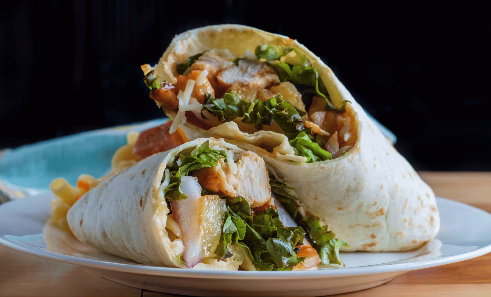 Frisch zubereiteter Hot Wrap aufgeschnitten im Café Mug&Muse Hamburg