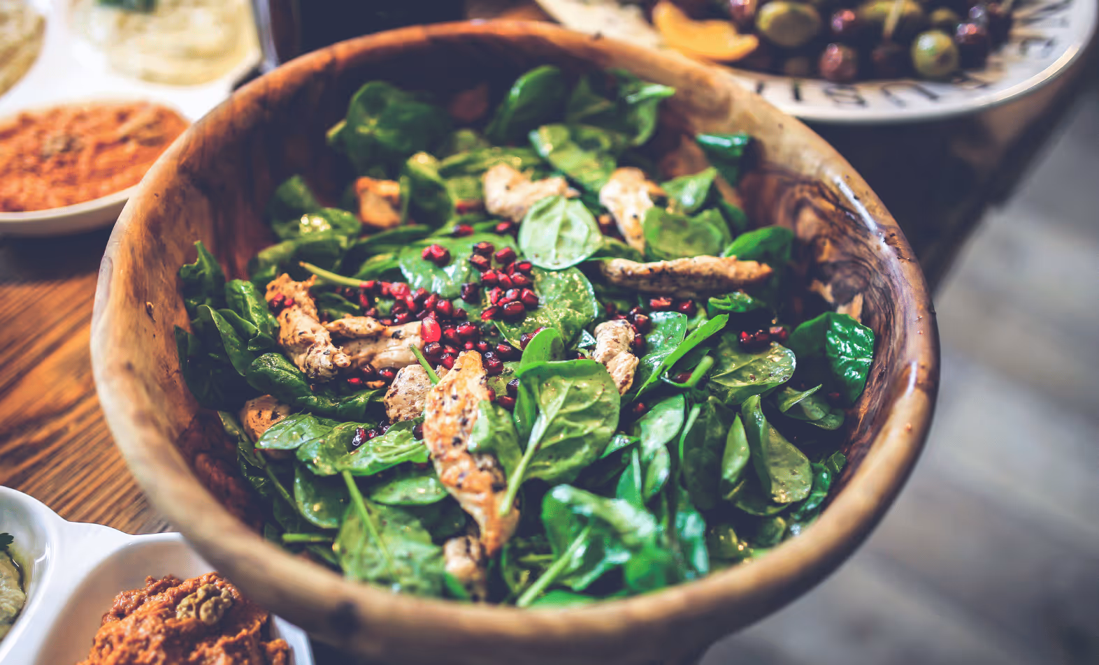 Frisch zubereitete Bowl als gesunder Lunch nahe Berliner Tor