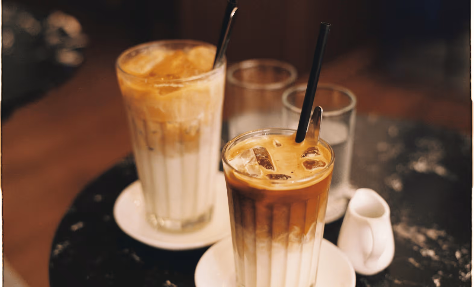 Erfrischender Eiskaffee in zwei Gläsern bei Mug&Muse nahe Berliner Tor