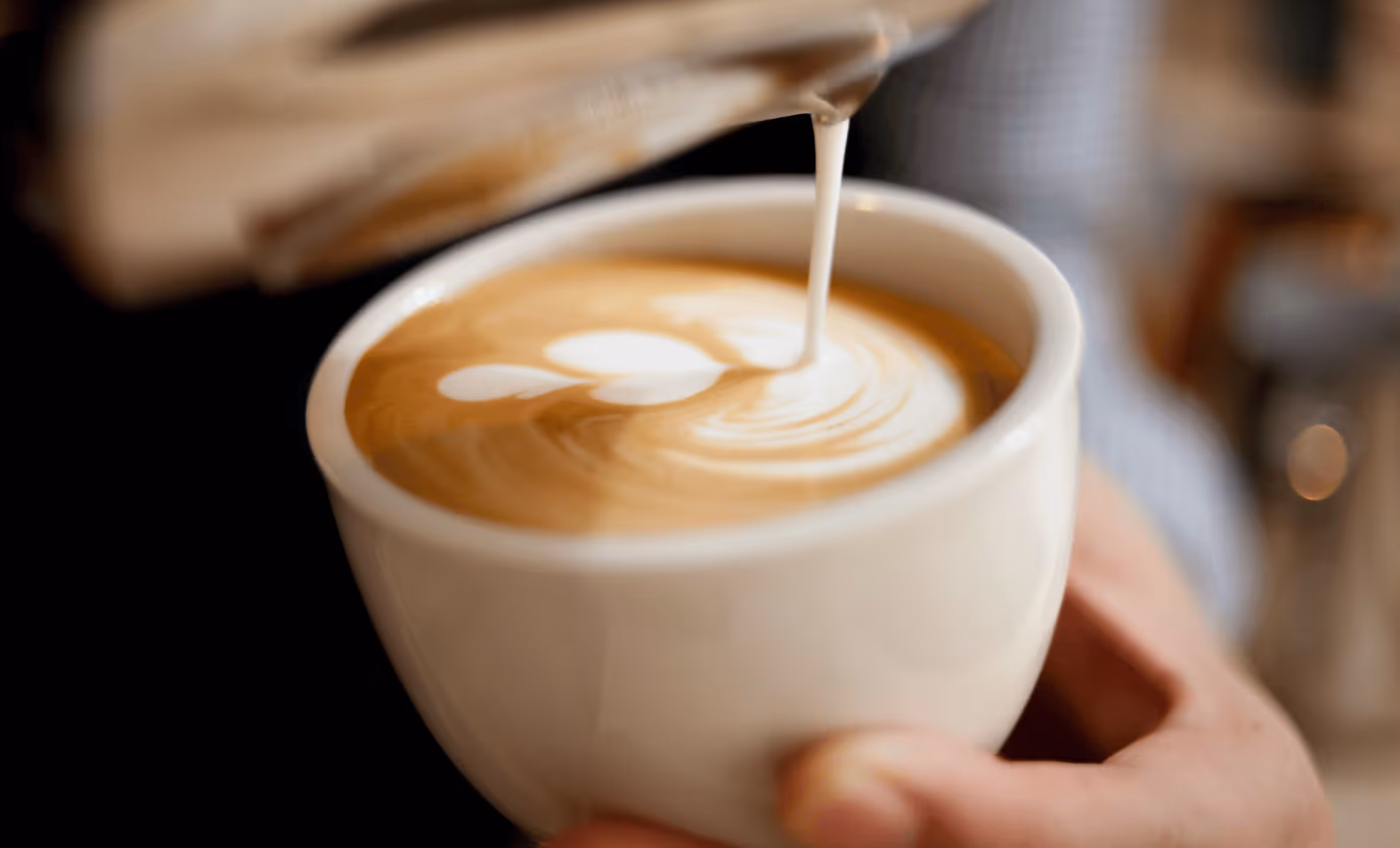 Barista bereitet frischen Kaffee im urbanen Café Mug&Muse zu