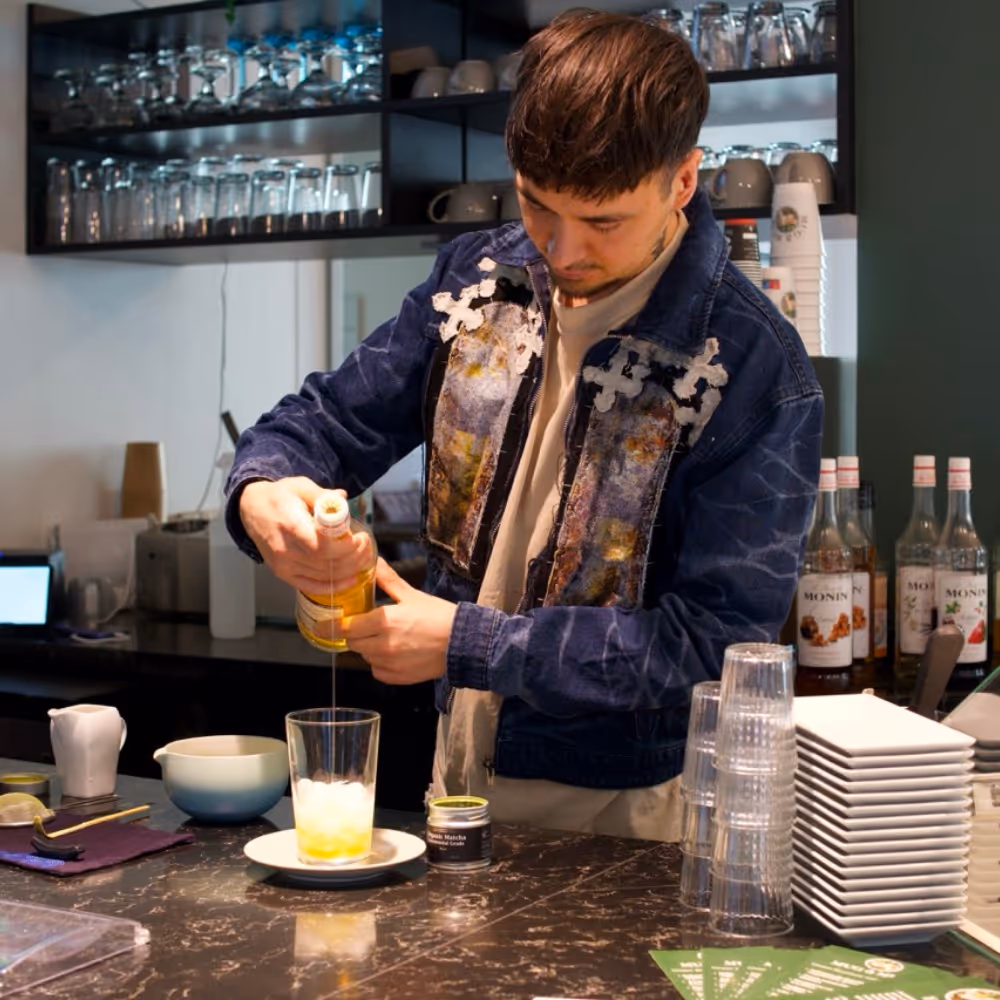 Unser Barista bereitet einen Matcha Latte bei Mug & Muse in Hamburg zu