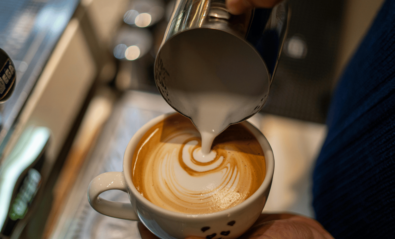 Eine frische Tasse Hot Choch Latte mit schönem Milchschaum
