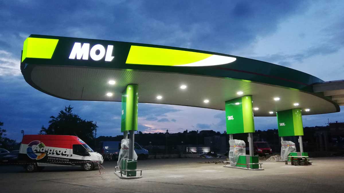 Fuel station signage production for MOL Romania, delivering large-format visual communication and durable branding solutions across the retail network.