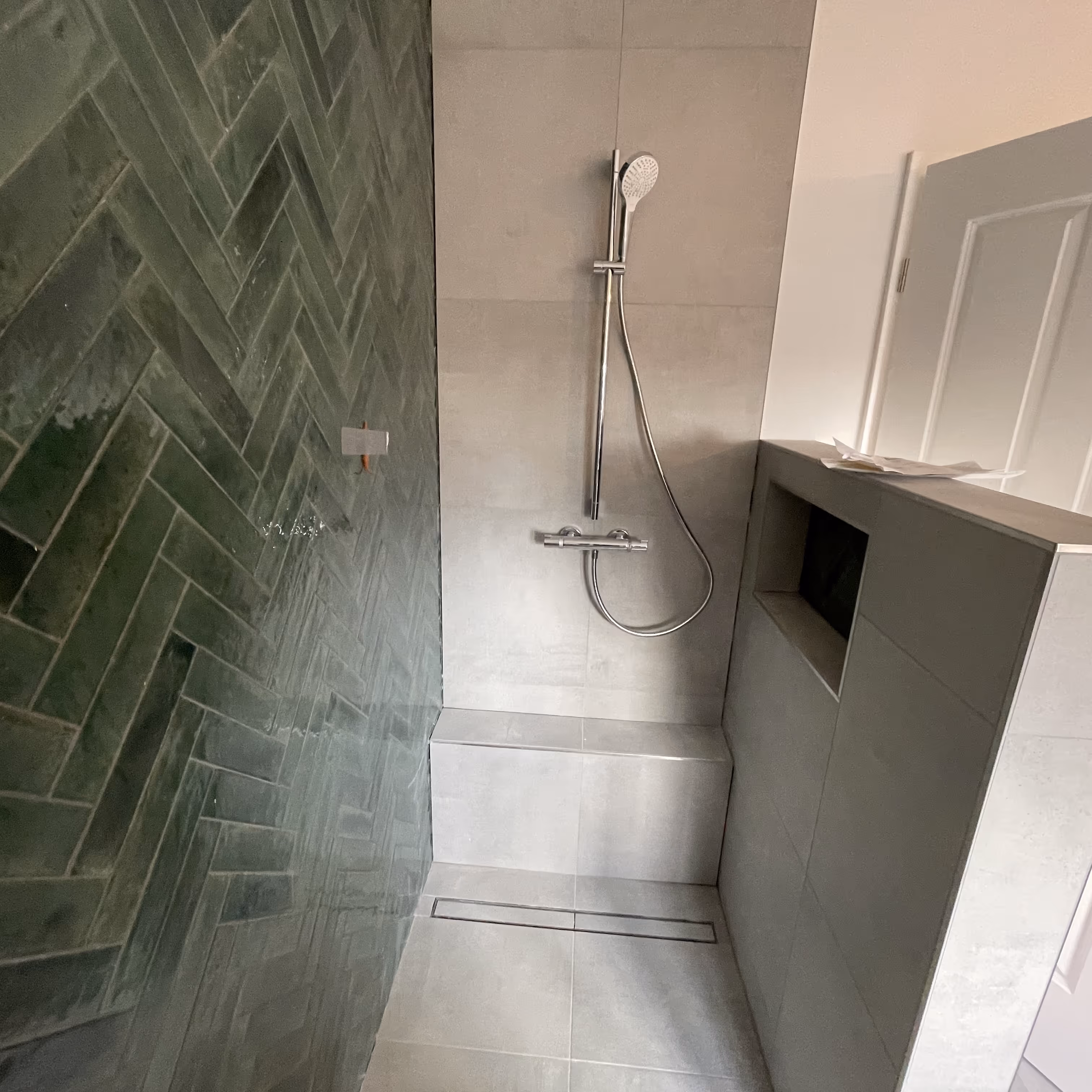 Modernes Badezimmer mit ebenerdiger Dusche