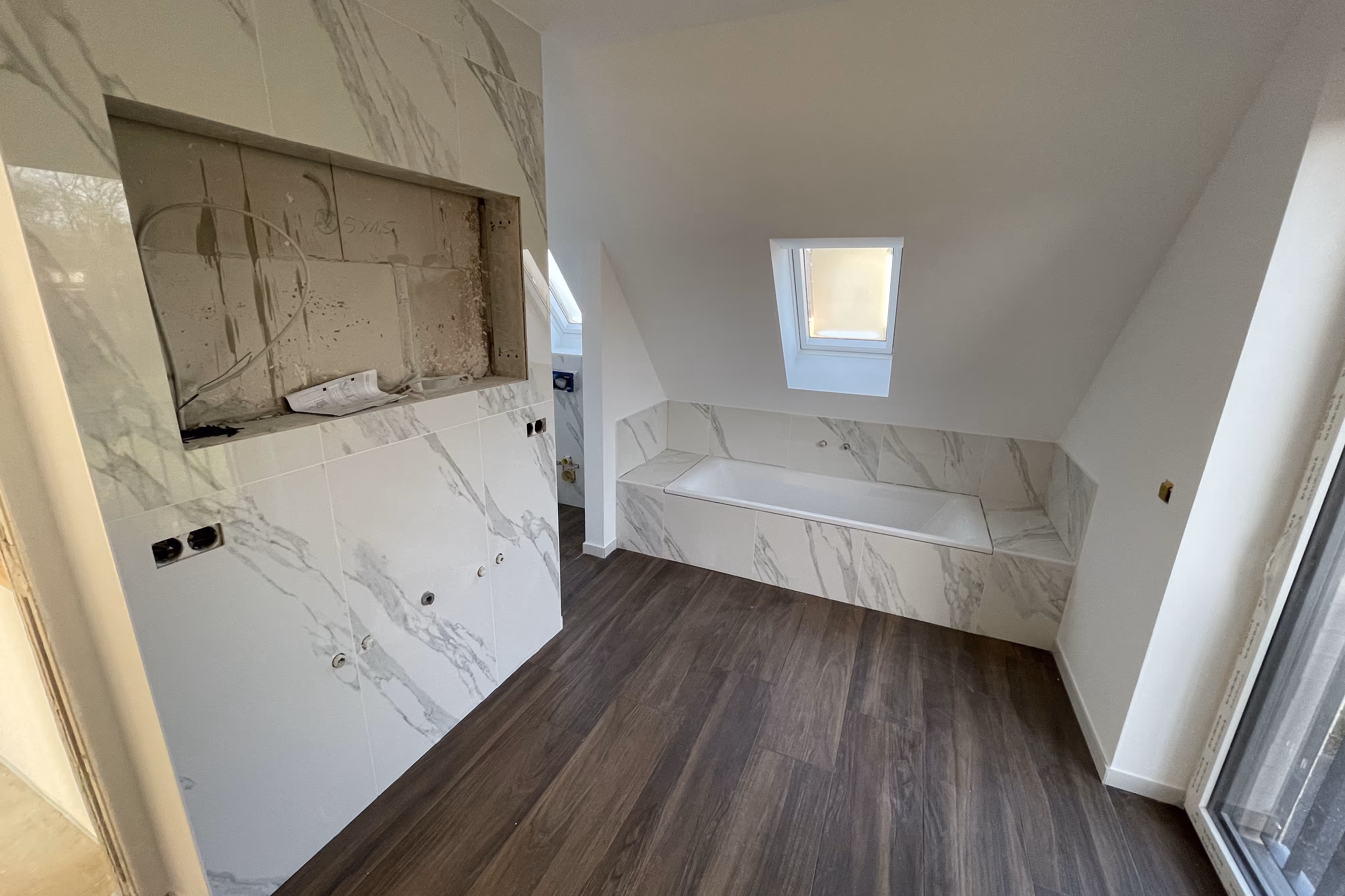 Modernes Badezimmer in Marmoroptik