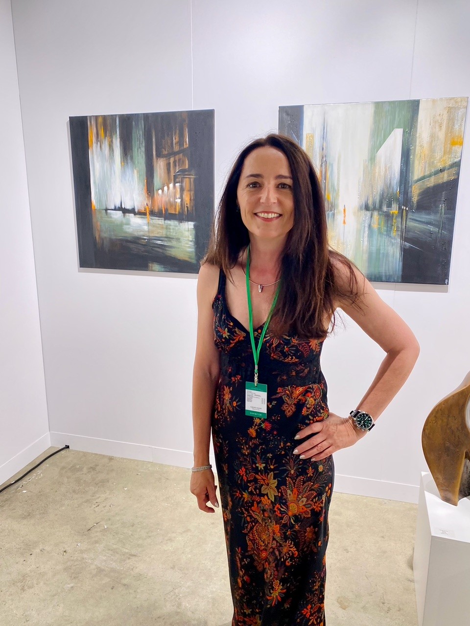 Carine Hayoz in einer Galerie vor zwei ihrer Bilder