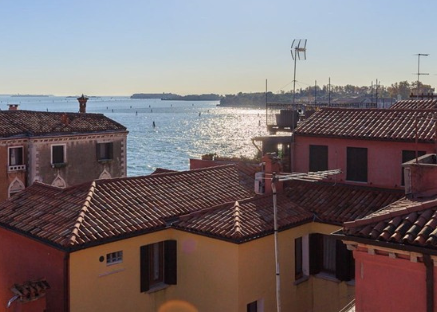 Blickwinkel von der Wohnung in Venedig auf das Meerbecken, farbige Häuser im Vordergrund