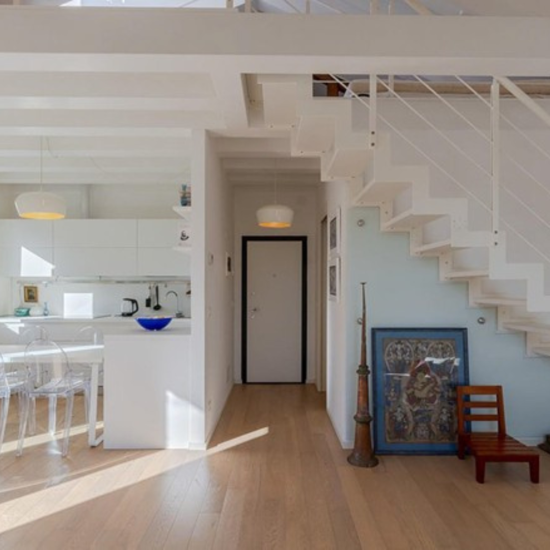 Wohnung mit Treppe nach oben, Küche mit Esstisch, heller Eingangsbereich