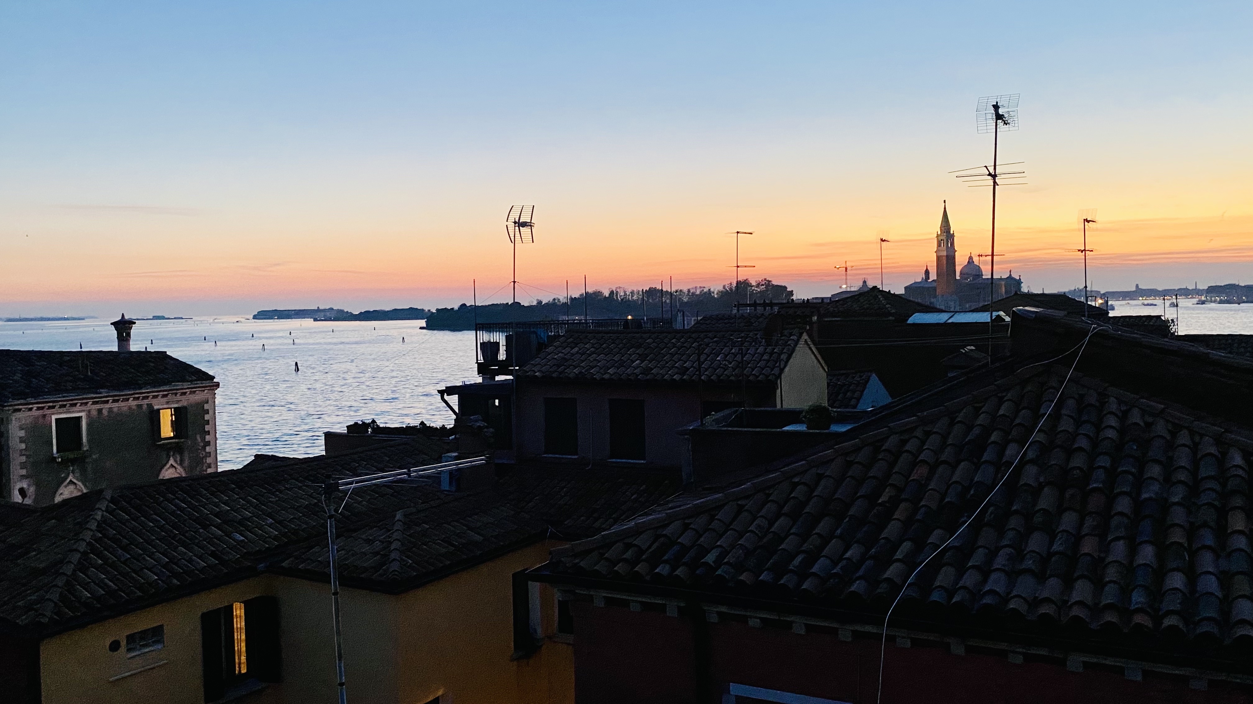Blickwinkel von der Wohnung in Venedig auf das Meerbecken, farbige Häuser im Vordergrund