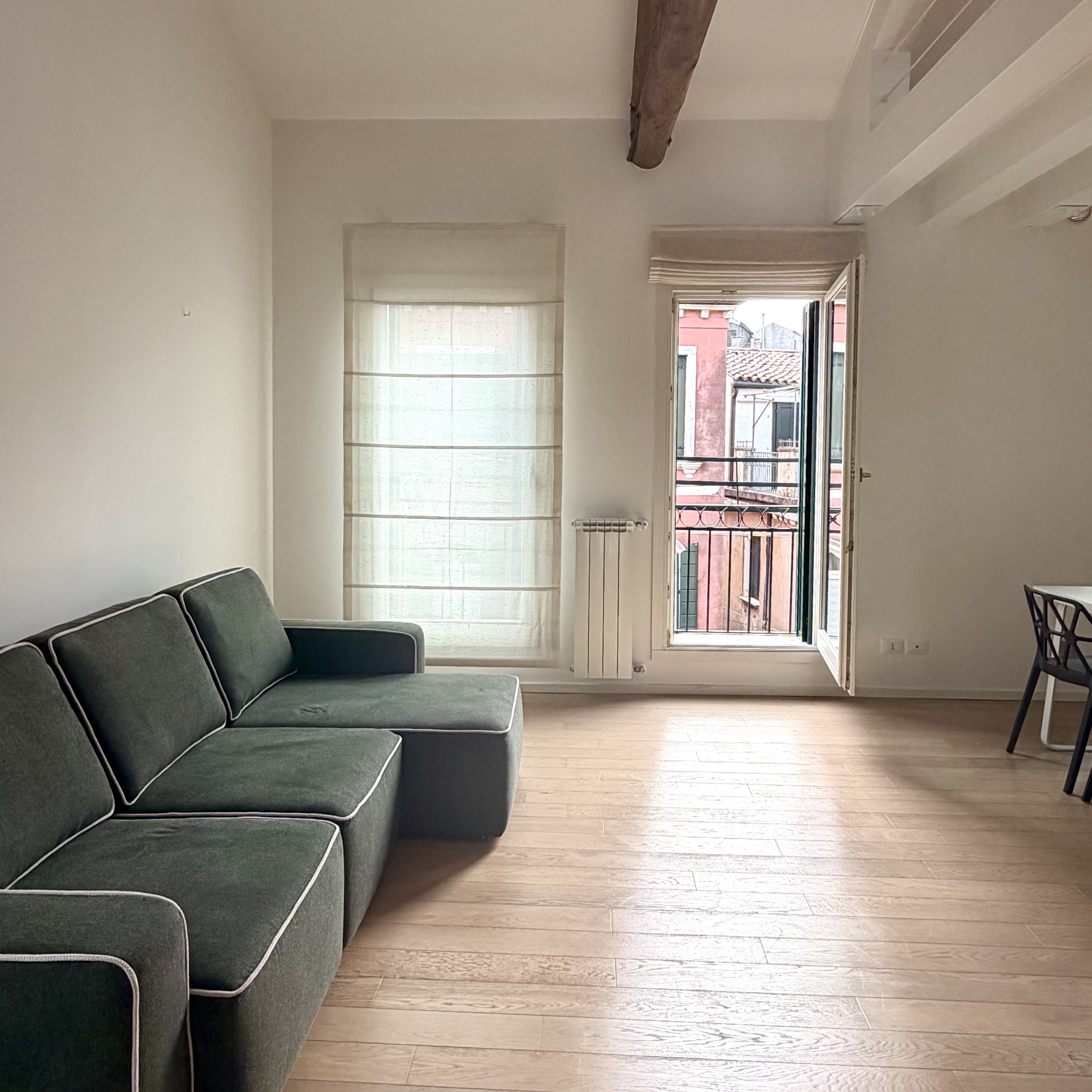 Wohnung mit Treppe nach oben, Küche mit Esstisch, heller Eingangsbereich