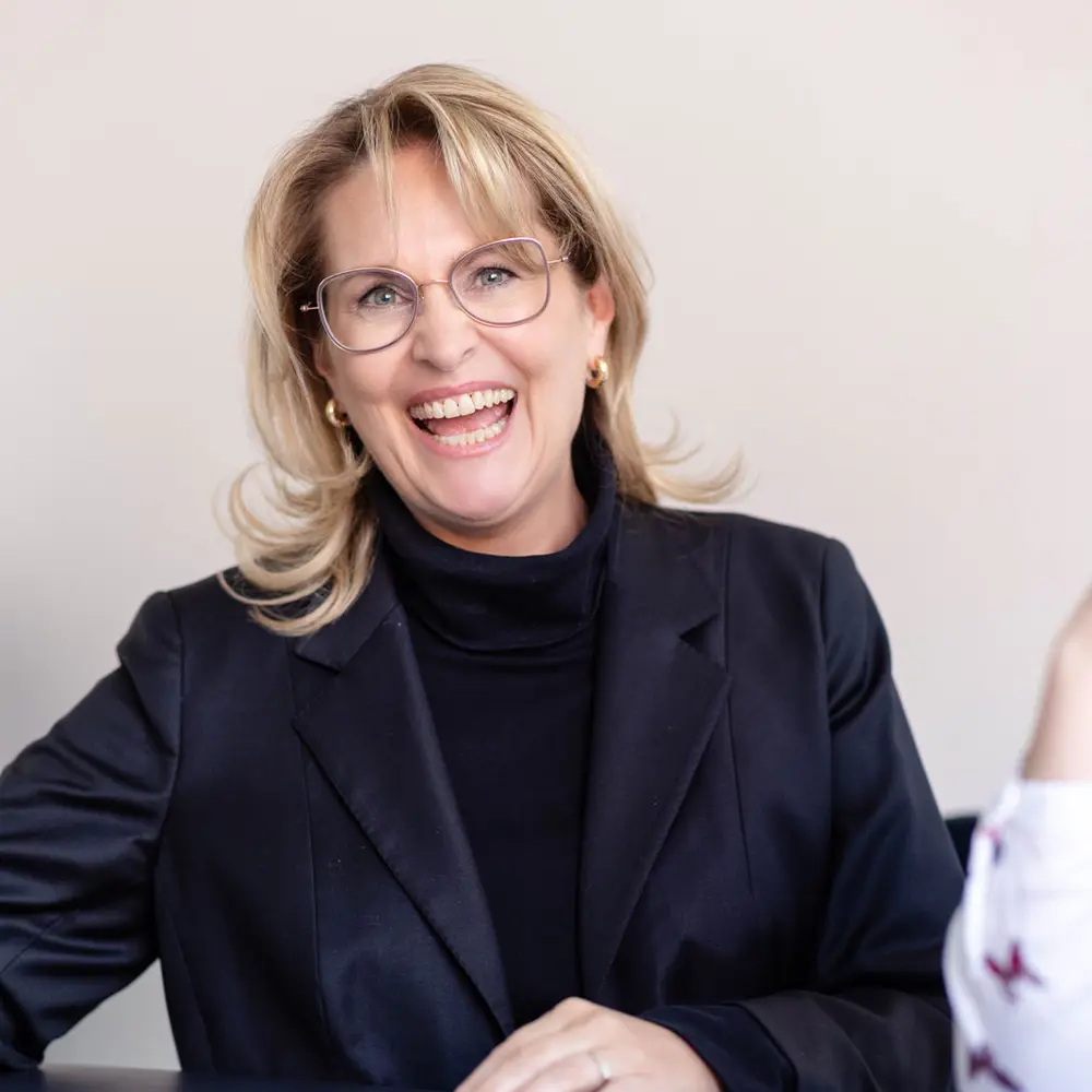 Nicole Flockenhaus lacht herzlich von ganzem Herzen