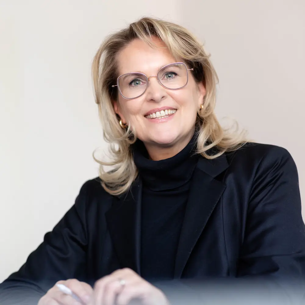 Freundliches Porträt von Nicole Flockenhaus, sie lächelt direkt in die Kamera