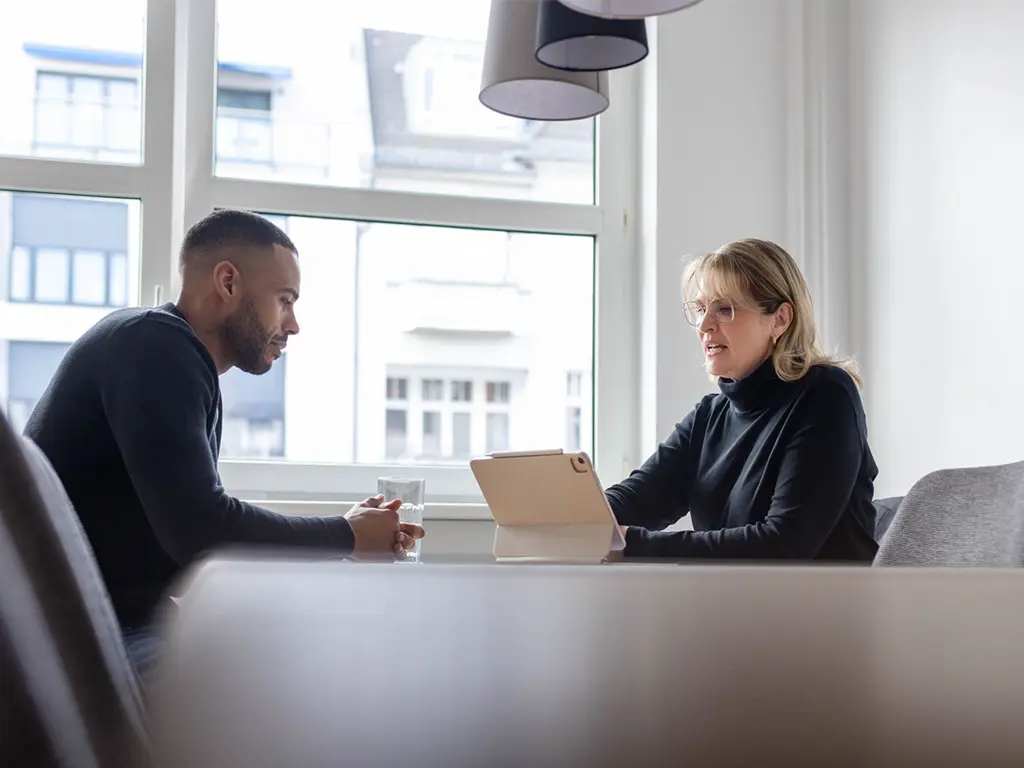 Nicole Flockenhaus im Einzelmitarbeiter-Gespräch, sie spricht mit einem Teammitglied im Rahmen der Teamentwicklung