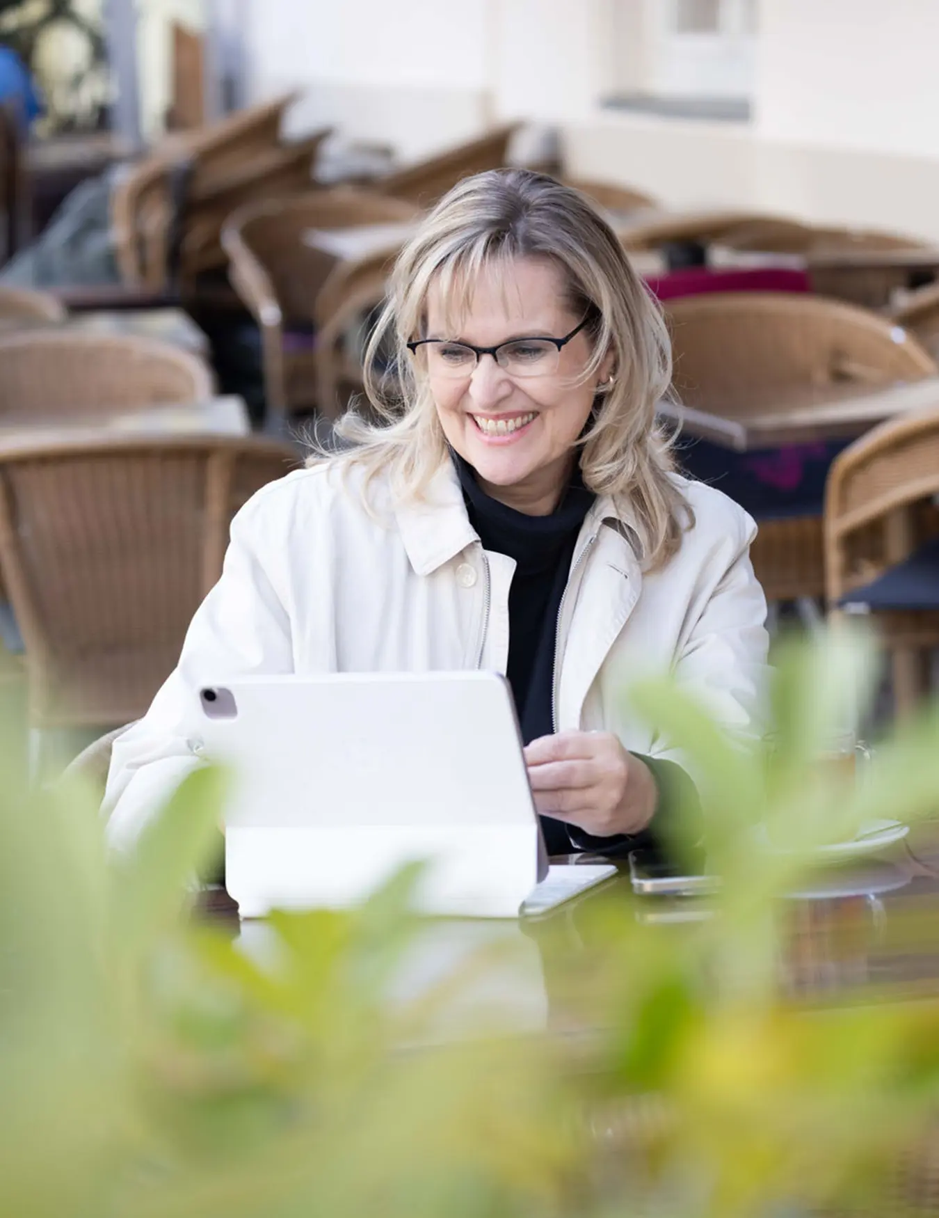 Porträt von Nicole Flockenhaus im privaten Umfeld, lächelt entspannt in die Kamera