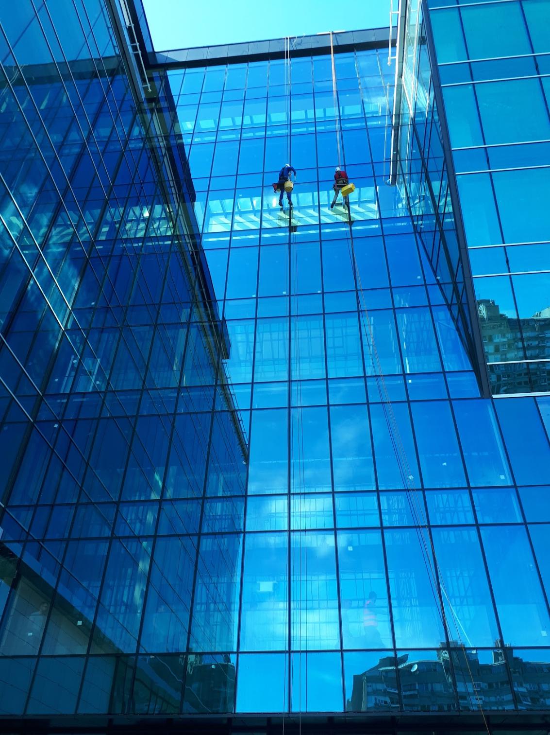 Pranje staklene fasade na poslovnoj zgradi