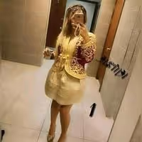 une femme se prenant en photo devant un miroir