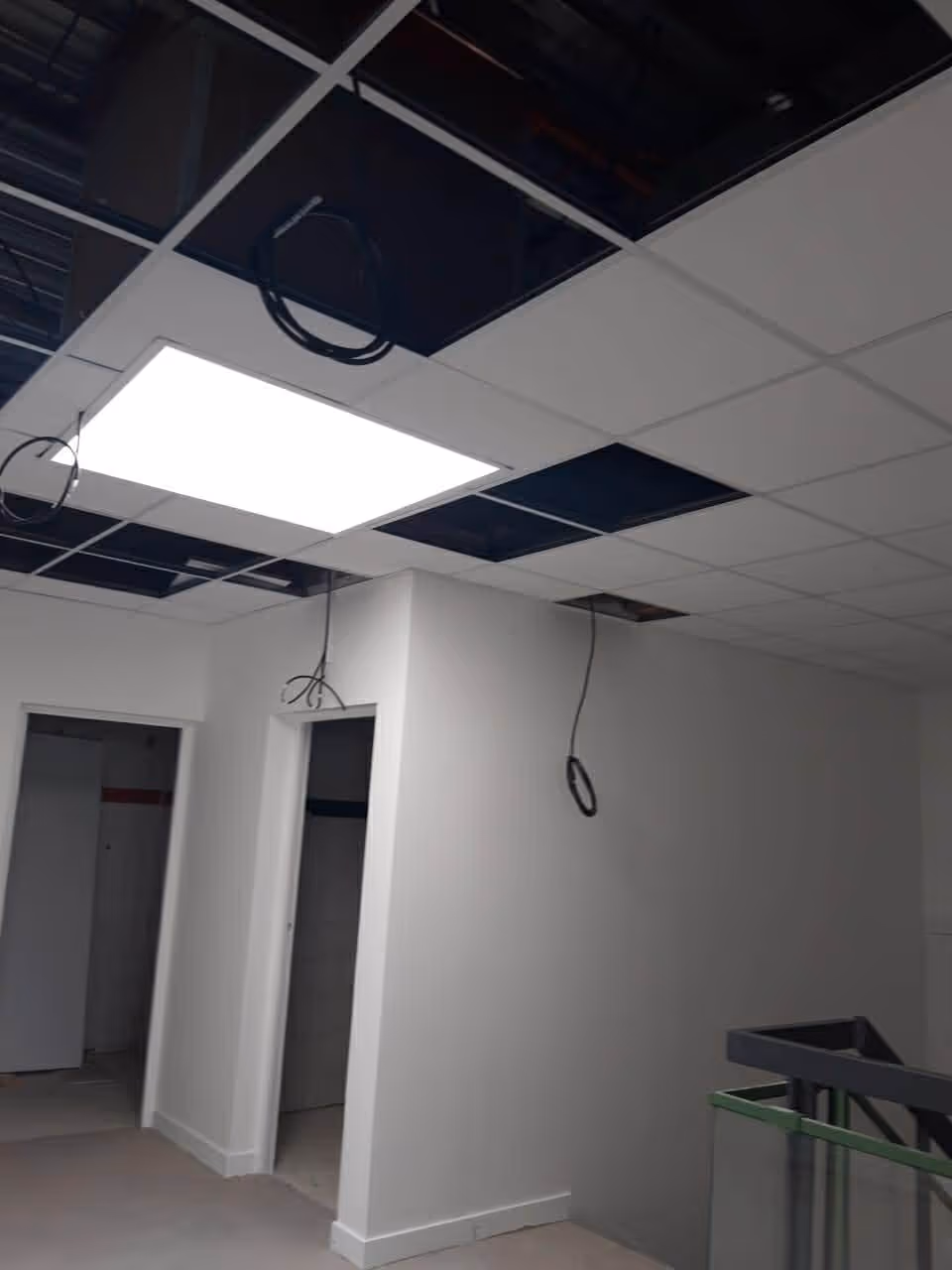 installation luminaire au plafond