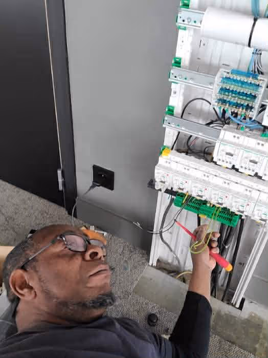 intervention sur un tableau électrique