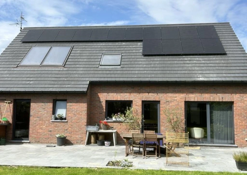panneaux solaires sur toit en ardoise