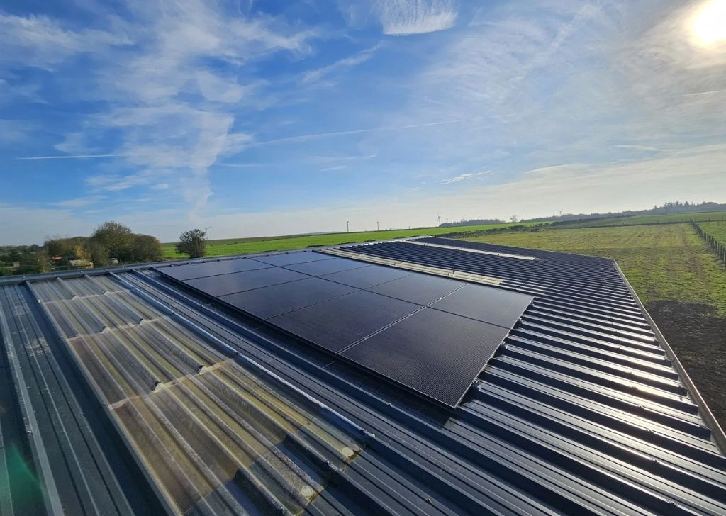 installation de panneaux solaires sur toit agricole