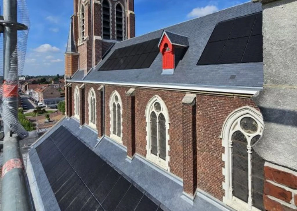 panneaux solaires sur toit de l'église Saint André