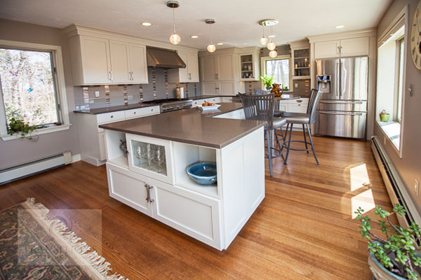 Kitchen design ith L-shaped island.