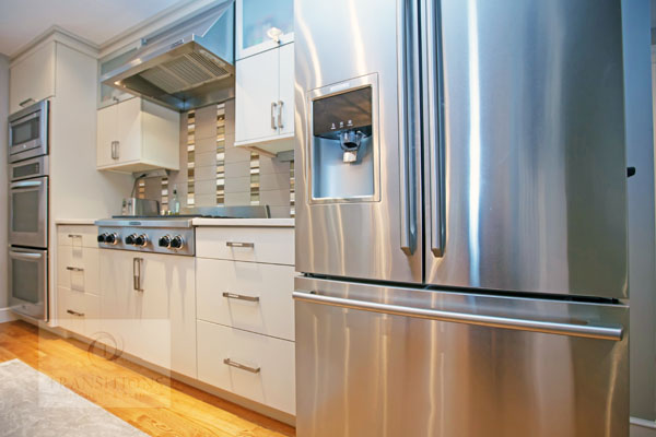 Kitchen design with accent lighting