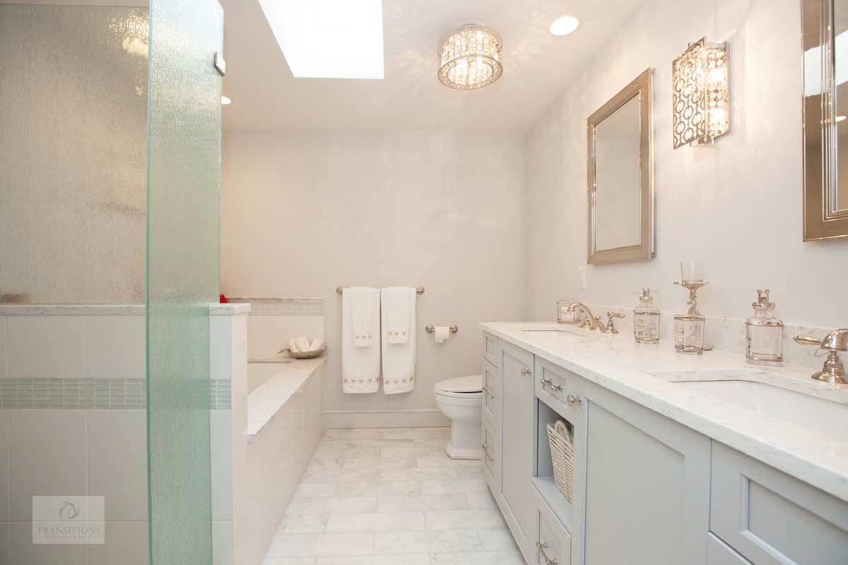 Bath design with large undermount bathtub