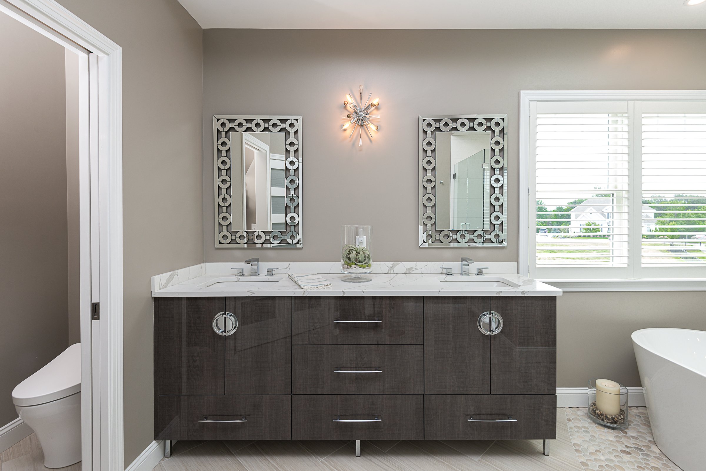 vanity countertop angle with mirrors and tub