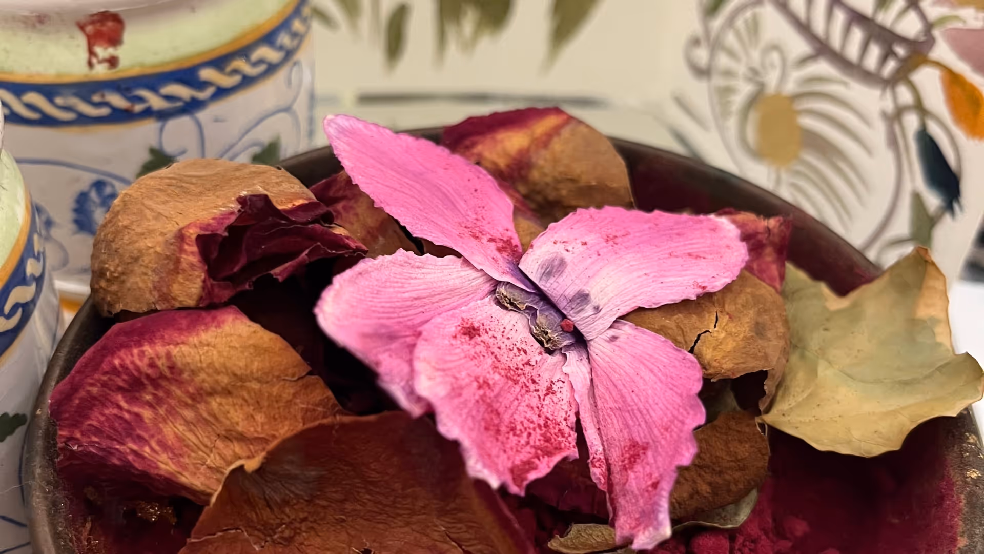 Saffron, one of the natural pigments used in Serena Bifolchi's paintings.