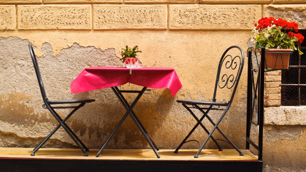A wine bar in Montepulciano — Vino Nobile tastings along Il Corso.