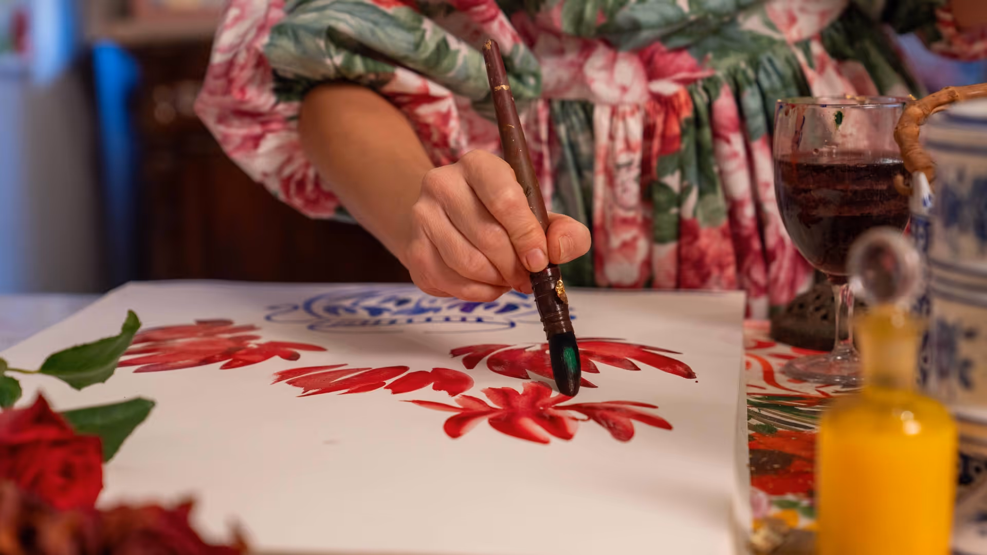 Serena Bifolchi working on a commissioned floral painting in her atelier.